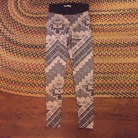 Abercrombie & Fitch Boho White & Black Leggings (S) - Picture 2 of 5